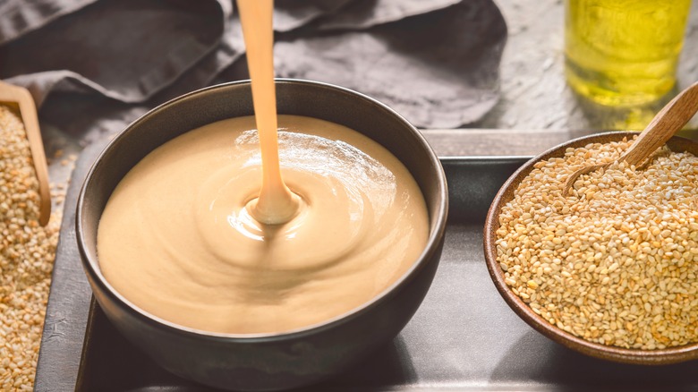 pouring tahini insto black bowl