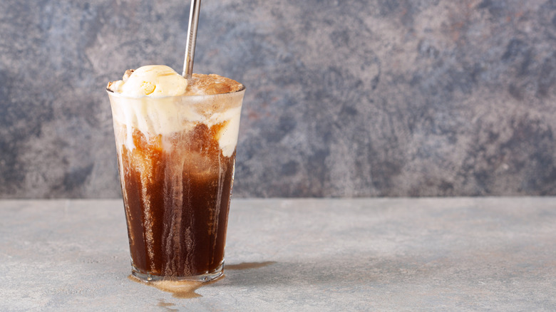 Colorado Bulldog cola cocktail with white foamy top and metal straw