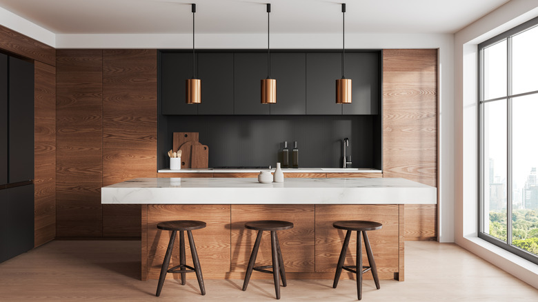 Wooden kitchen with black cabinets and backsplash