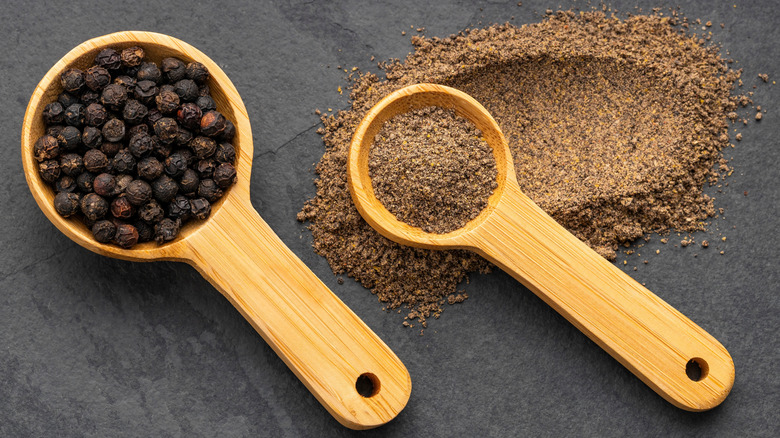 Black peppercorns full and crushed