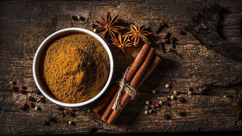 Aromatic cinnamon spicy brown sugar rub