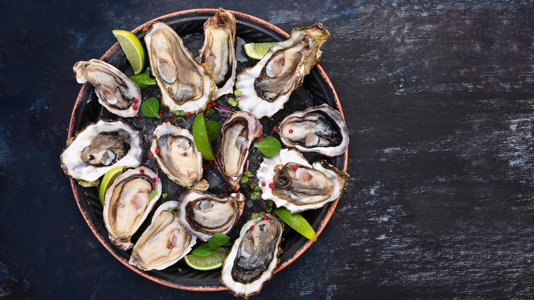 Raw oysters with limes