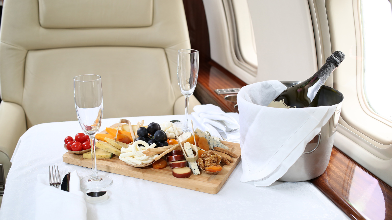 https://www.tastingtable.com/img/gallery/15-airlines-with-the-absolute-best-quality-meals-ranked/l-intro-1678141510.jpg