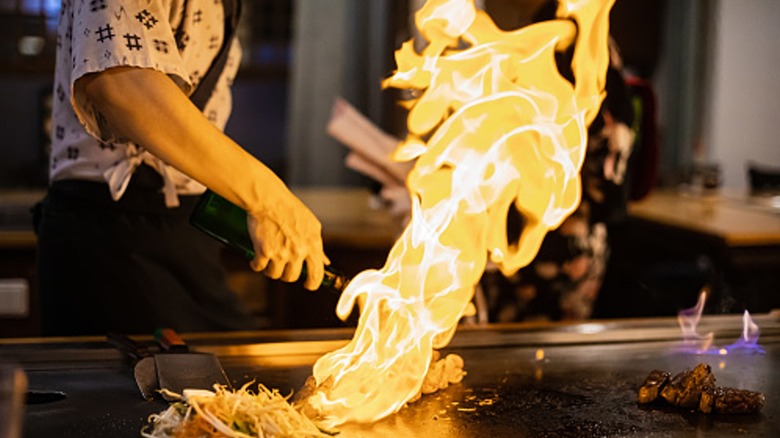 Teppan grill with flame