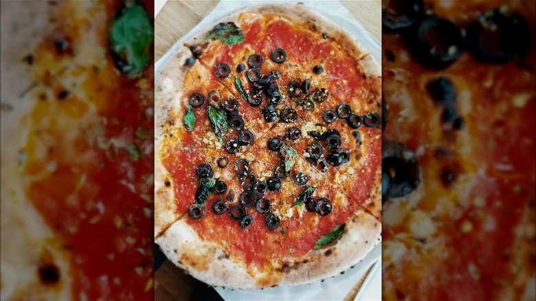 Flatey pizza with olives