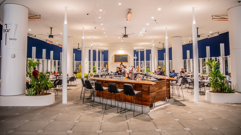 wide angle look at Bar 17