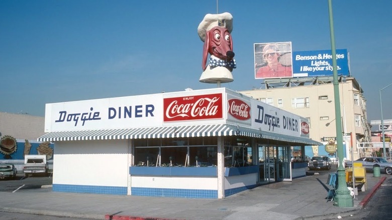 Image of Doggie Diner restaurant with large dog head on the top