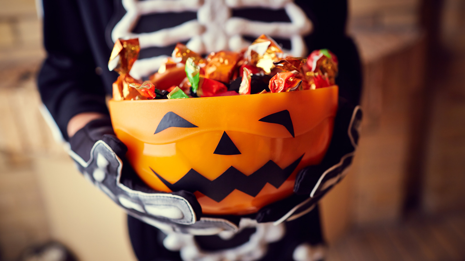 15 candy-free Halloween handouts for trick-or-treaters in Latvia