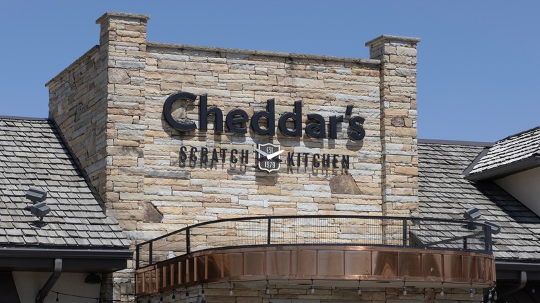 Cheddar's Scratch Kitchen sign