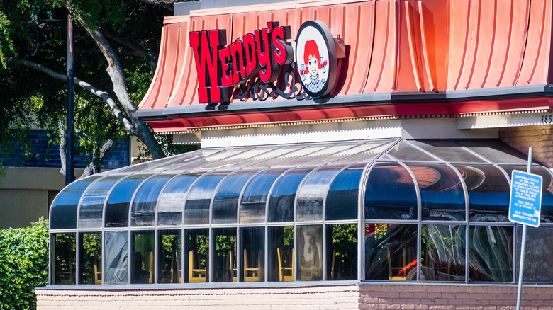 Wendy's restaurant exterior with a solarium