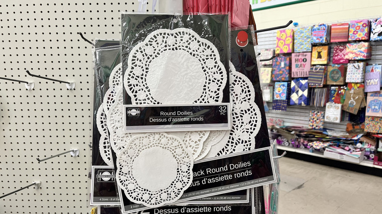 Different sizes of paper doilies