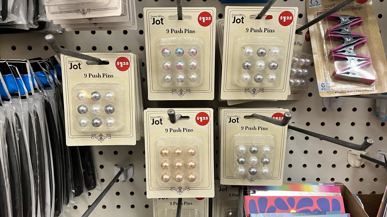 Push pins in different colors