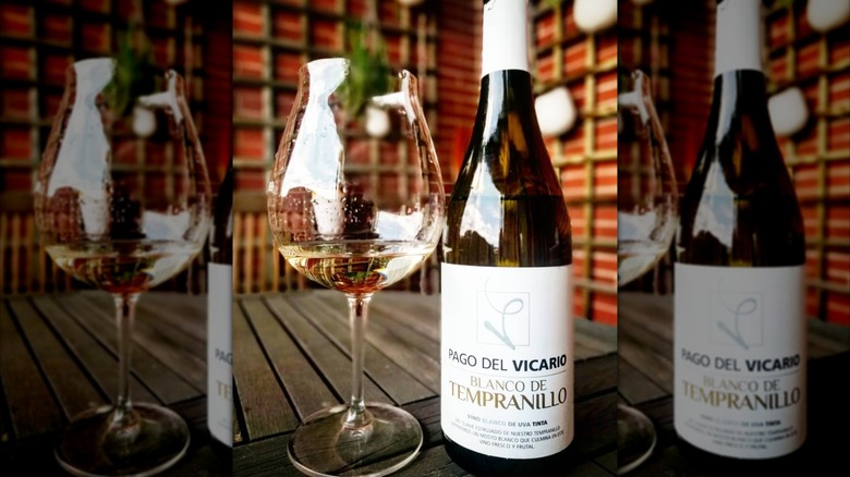 a bottle and glass of Pago del Vicario Blanco de Tempranillo Vino de Pago white wine