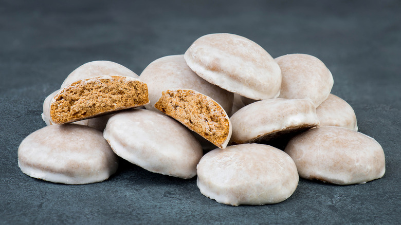 pile of Pfeffernüsse