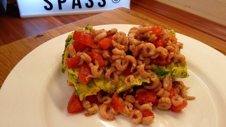 Rührei mit Krabben on white plate