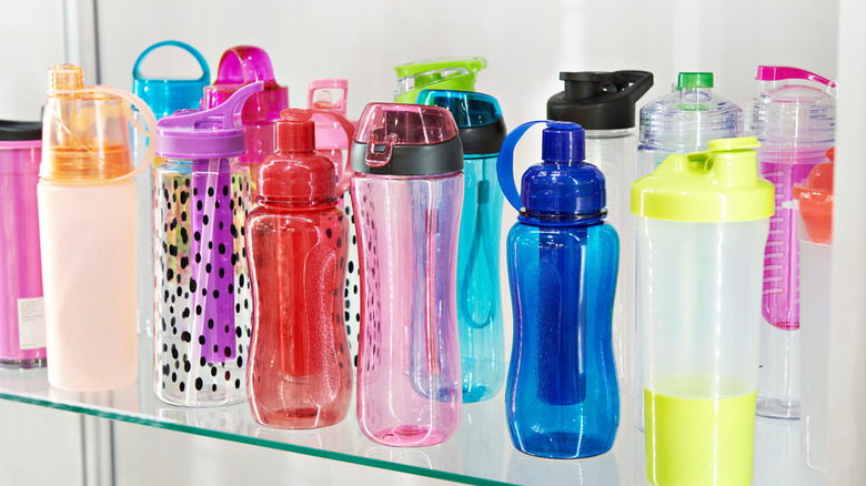 assortment of reusable plastic water bottles