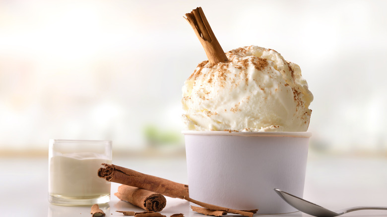 Cinnamon ice cream in a cup