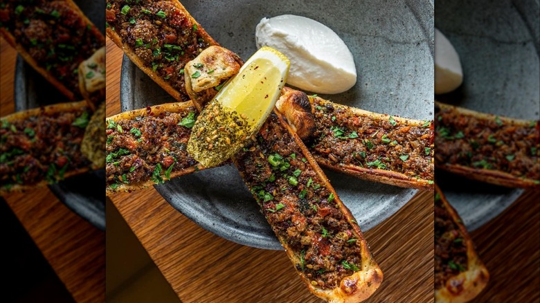 Sfeeha appetizers with lemon