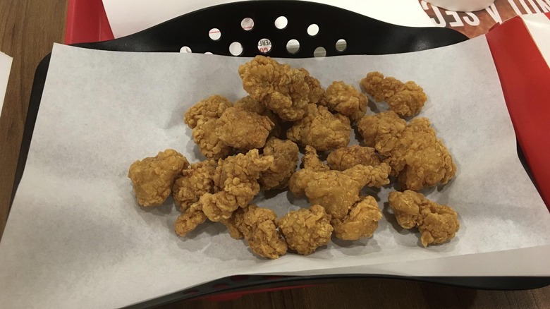 A paper lined to tray of KFC popcorn chicken