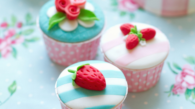 cupcakes with fondant fruit