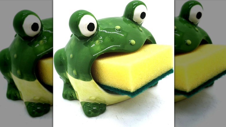 Retro ceramic frog sponge holder figurine