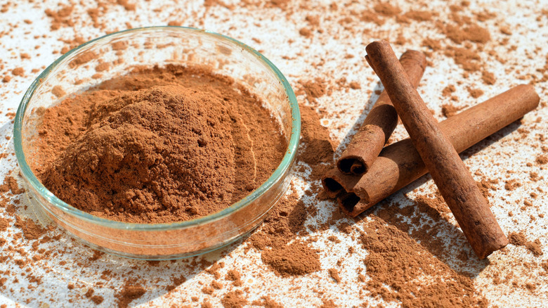 Cinnamon powder and cinnamon sticks