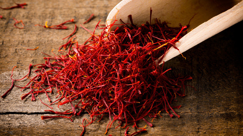 Saffron threads with spice shovel