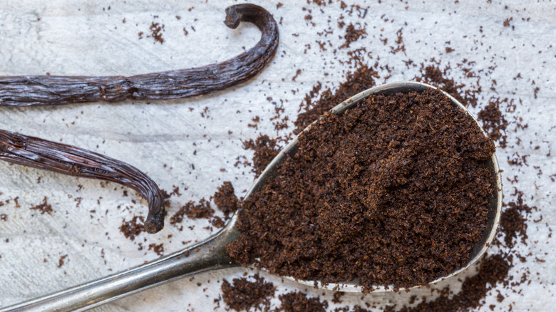 Ground vanilla and vanilla beans