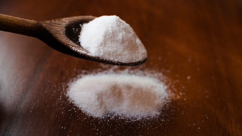 Artificial sweetener on wooden spoon