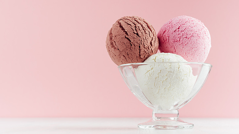 Three scoops of ice cream in glass bowl