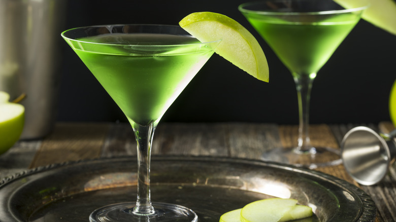 Green appletini cocktail with apple slice garnish