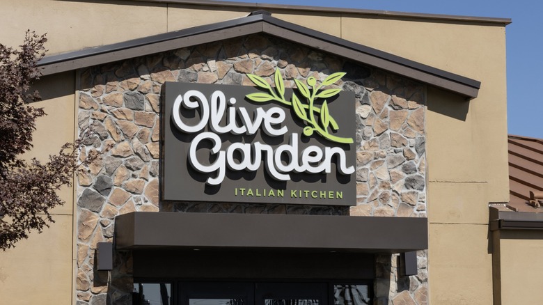 the outside of an Olive Garden restaurant close up