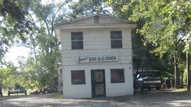 Exterior of Jones Bar-B-Q Diner in Arkansas
