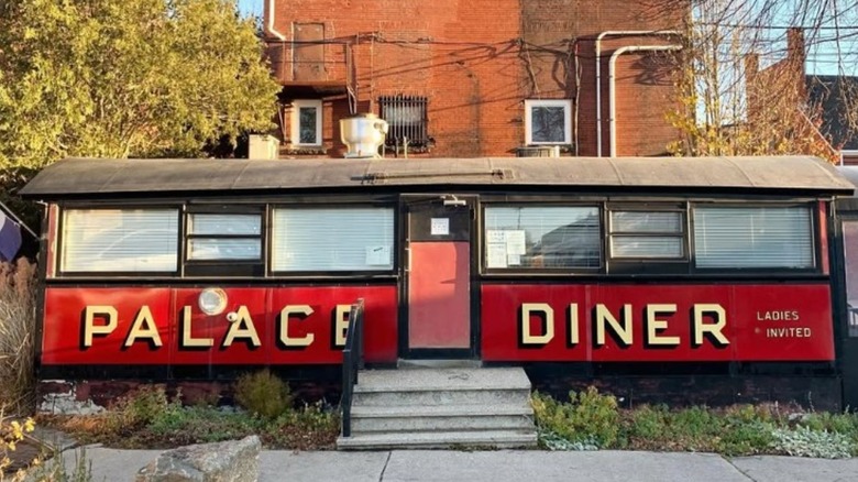 exterior shot of Palace Diner in Biddeford, Maine