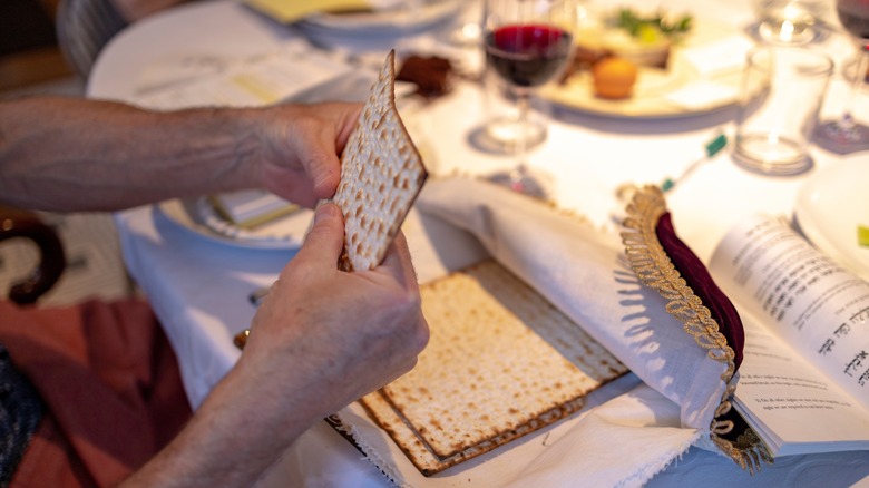 matzah breaking passover seder