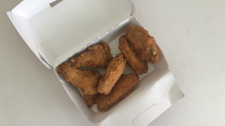 Order of Sheetz Shwingz in carton without sauce.