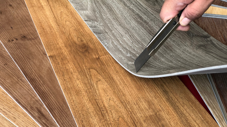 Hand cutting vinyl floor tiles