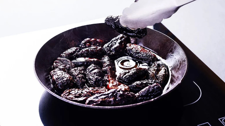 Smoky Salsa Negra in black skillet on stove