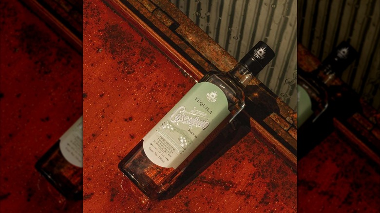 A bottle of Cascahuin blanco on a red background