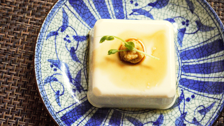 Hiyayakko on a blue patterned dish