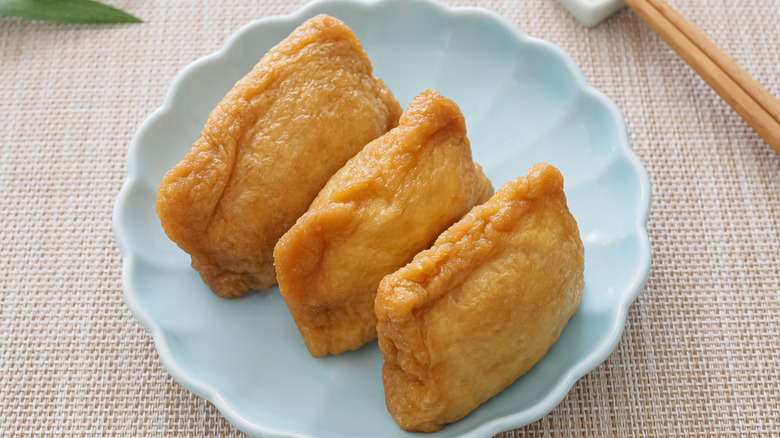 A plate of Inarizushi