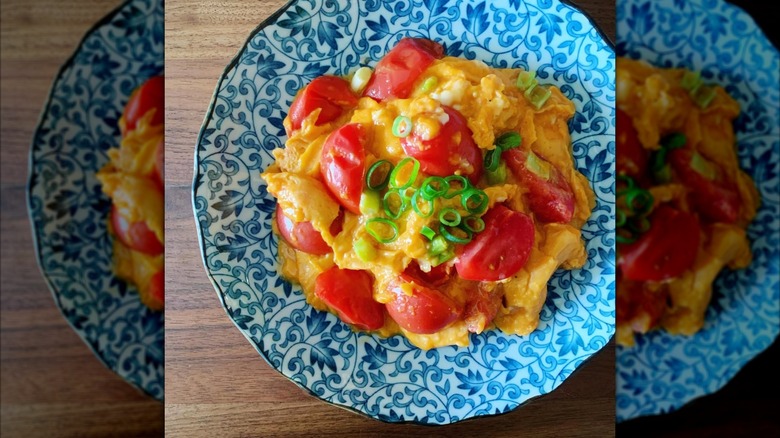 Mirrored image of Fan qie chao dan on blue plate