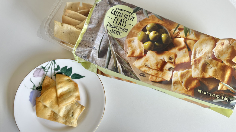 Lingue crackers on a plate and in an open packet