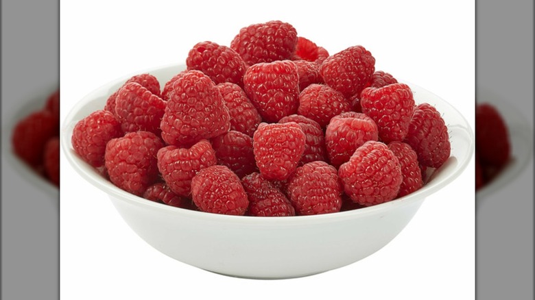 A bowl of raspberries