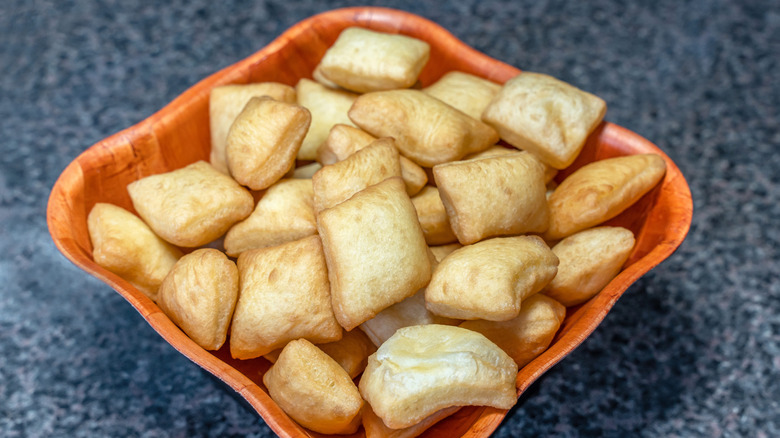 a square bowl of boorsok