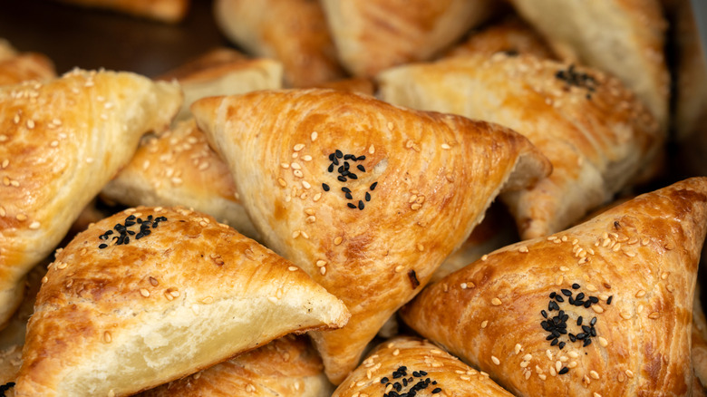 a close-up of multiple samsa