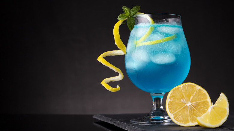 Cocktail curaçao cocktail with lemon garnish