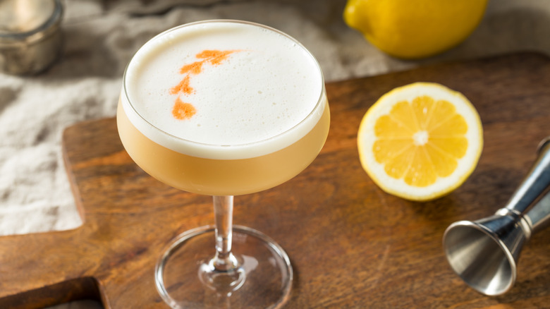Pisco sour cocktail