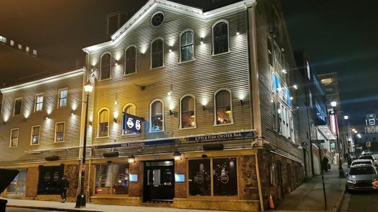 Exterior of the Five Fishermen at night