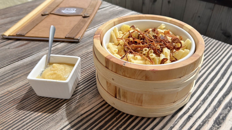 A thermos of älplermagronen with a side of apple sauce